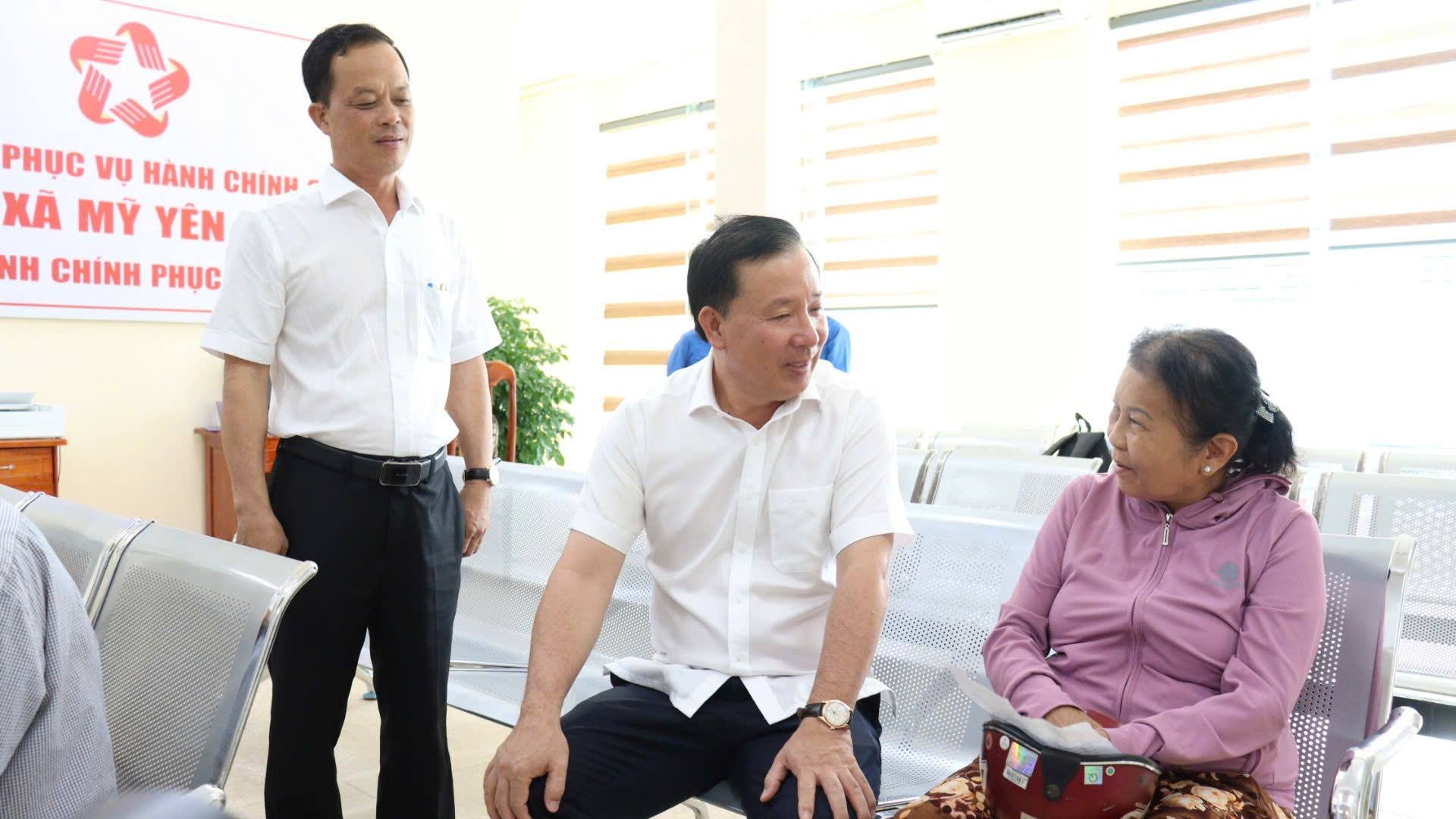 Chủ tịch UBND tỉnh Tây Ninh Nguyễn Văn Út khảo sát tình hình hoạt động Trung tâm phục vụ hành chính công xã sau sáp nhập