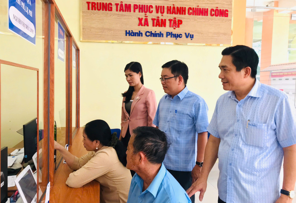 Lãnh đạo xã Tân Tập kiểm tra công tác giải quyết thủ tục hành chính tại
