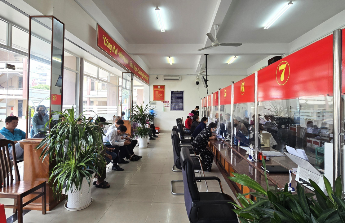 Người dân đến giải quyết thủ tục hành chính tại phường Long An