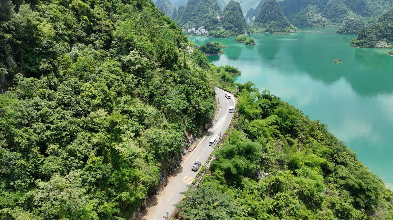 Những cung đường tự do dẫn đến hồ Hạo Khôn, nước xanh như ngọc