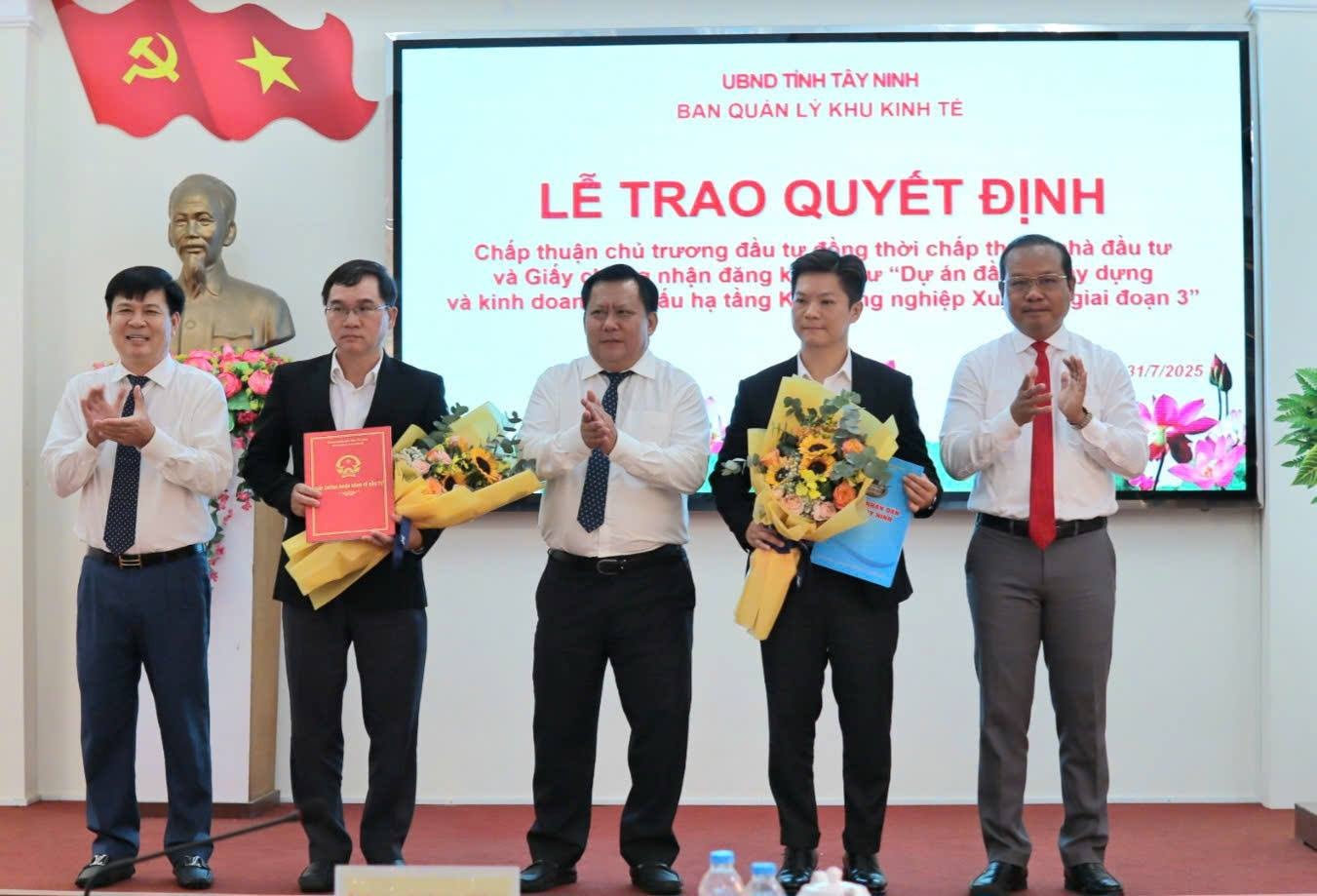 Trao quyết định chấp thuận chủ trương đầu tư Dự án Khu công nghiệp Xuyên Á giai đoạn 3