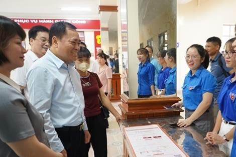 chu-tich-ubnd-tinh-dong-vien-doan-vien-thanh-nien-ho-tro-huong-dan-nguoi-dan-den-thuc-hien-thu-tuc-hanh-chinh(1).jpeg