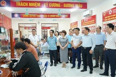 chu-tich-ubnd-tinh-kiem-tra-thuc-te-tai-trung-tam-phuc-vu-hanh-chinh-cong-xa-huu-lung.(1).jpeg