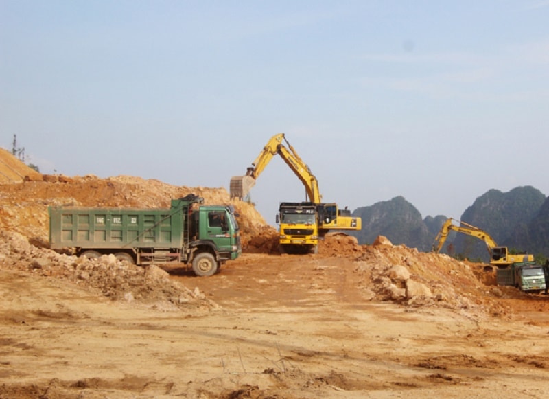 Hiện, nhu cầu cát làm vật liệu xây dựng cho các công trình, dự án tại Ninh Bình đã lên tới hơn 14,2 triệu m3, trong khi công suất khai thác cát san lấp mới đạt khoảng 3,4 triệu m3/năm. (Ảnh minh h