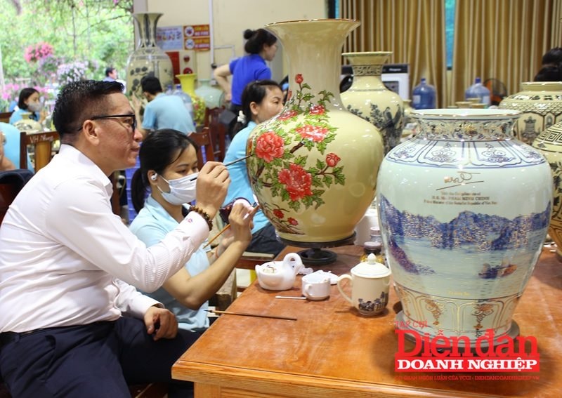 Các doanh nghiệp đến tham quan, trải nghiệm tại làng gốm Chu Đậu, TP Hải Phòng để nghiên cứu xây dựng các tour du lịch mới đáp ứng nhu cầu của du khách