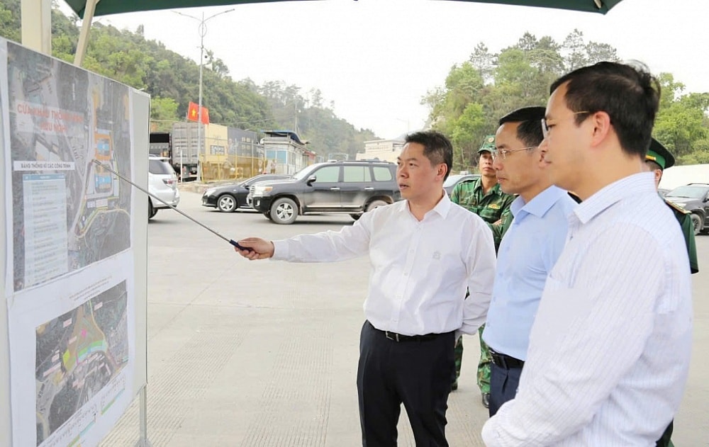 Ông Đoàn Thanh Sơn, Phó Chủ tịch UBND tỉnh Lạng Sơn trao đổi với Chủ tịch UBND tỉnh Quảng Ninh về phương án triển khai xây dựng hạ tầng.