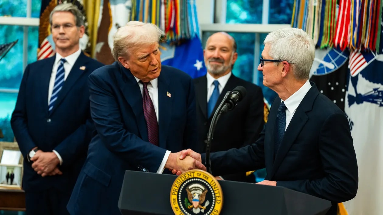 CEO Tim Cook và tổng thống Trump tại Nhà Trắng