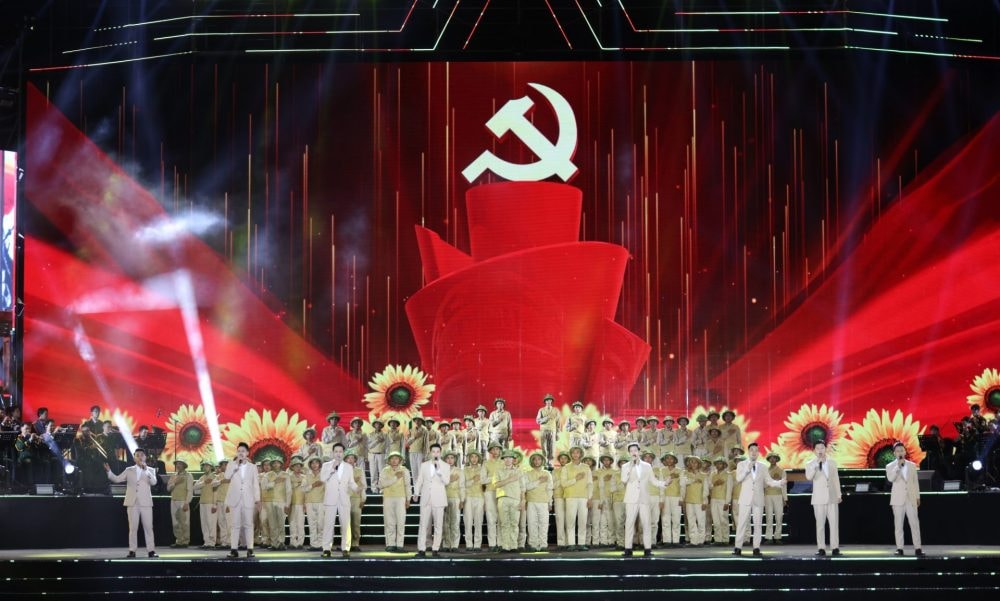 Tổng Bí thư Tô Lâm dự chương trình nghệ thuật chính luận “Dưới cờ vinh quang”