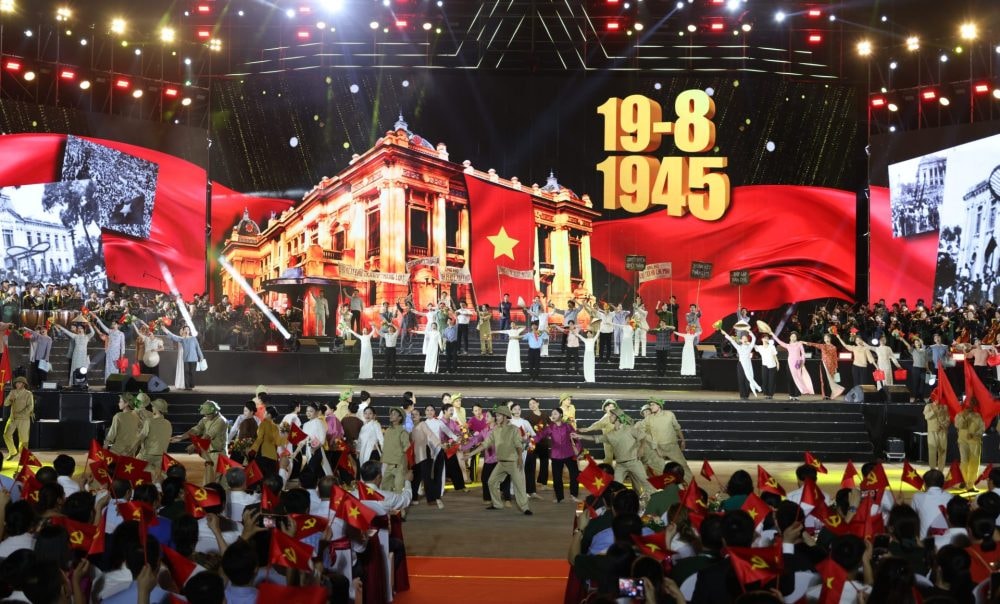 Tổng Bí thư Tô Lâm dự chương trình nghệ thuật chính luận “Dưới cờ vinh quang”