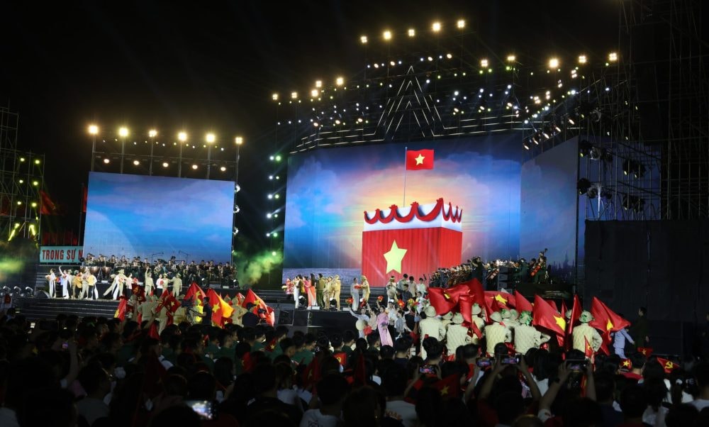 Tổng Bí thư Tô Lâm dự chương trình nghệ thuật chính luận “Dưới cờ vinh quang”