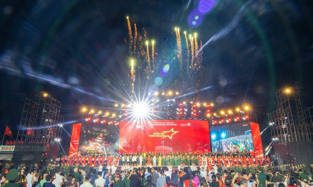 Tổng Bí thư Tô Lâm dự chương trình nghệ thuật chính luận “Dưới cờ vinh quang”