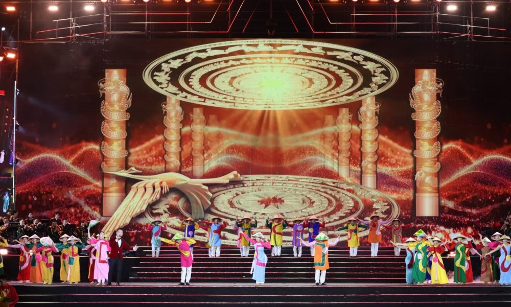 Tổng Bí thư Tô Lâm dự chương trình nghệ thuật chính luận “Dưới cờ vinh quang”