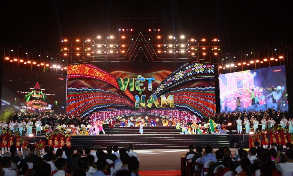 Tổng Bí thư Tô Lâm dự chương trình nghệ thuật chính luận “Dưới cờ vinh quang”