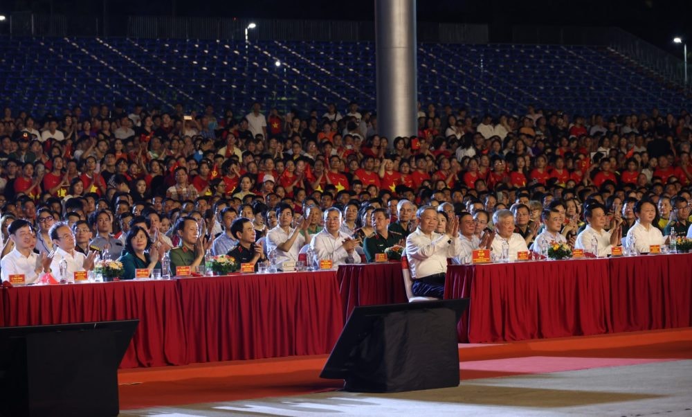 Tổng Bí thư Tô Lâm dự chương trình nghệ thuật chính luận “Dưới cờ vinh quang”