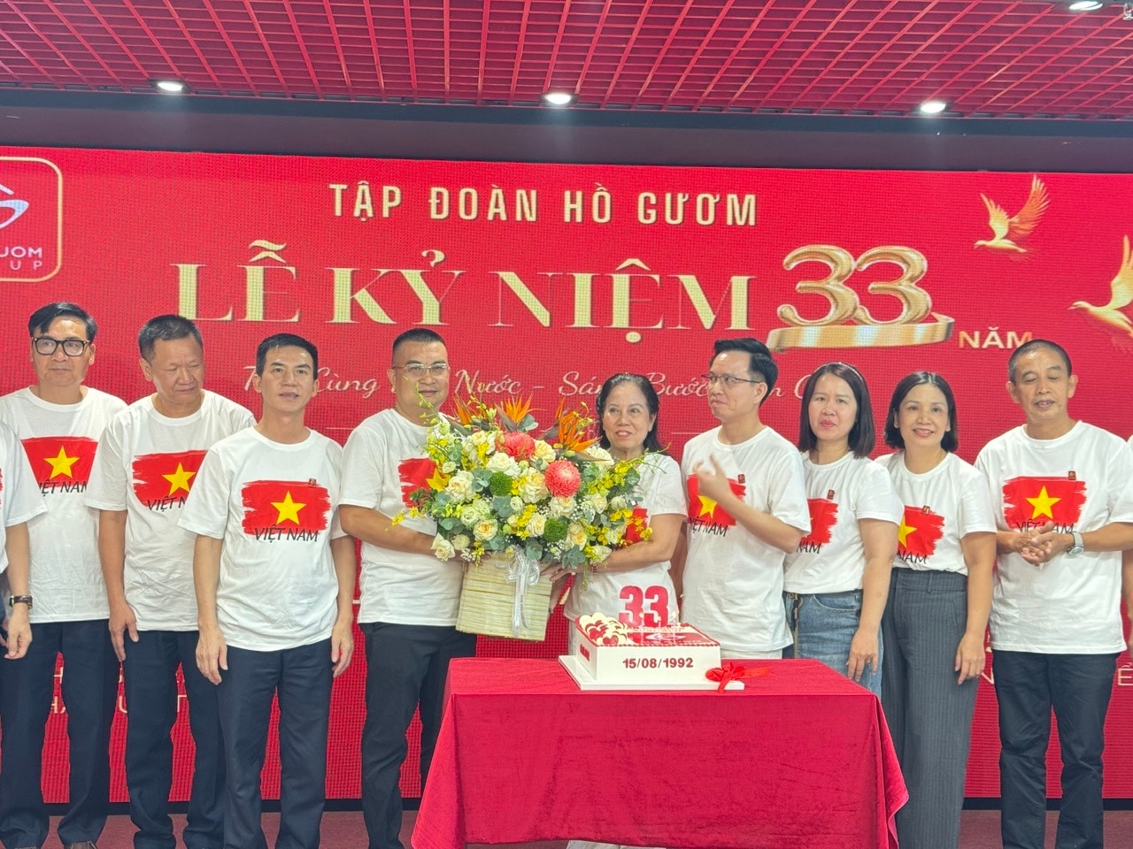 Thay mặt tập thể CBCNV, Ban Lãnh đạo Tập đoàn kính tặng Anh hùng lao động, Chủ tịch HĐQT Ninh Thị Ty lẵng hoa tươi thắm.