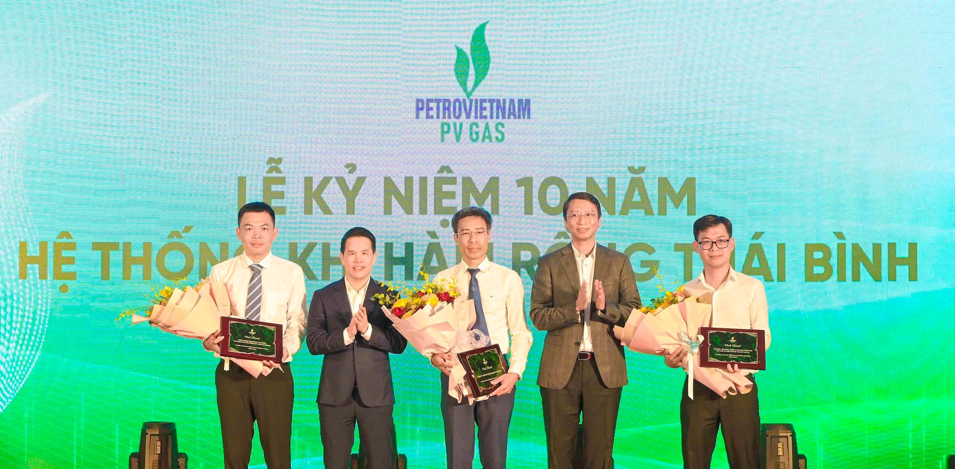 H2. Lãnh đạo Petrovietnam và PV GAS vinh danh các tập thể, cá nhân có đóng góp xuất sắc cho sự phát triển của Hệ thống khí HRTB