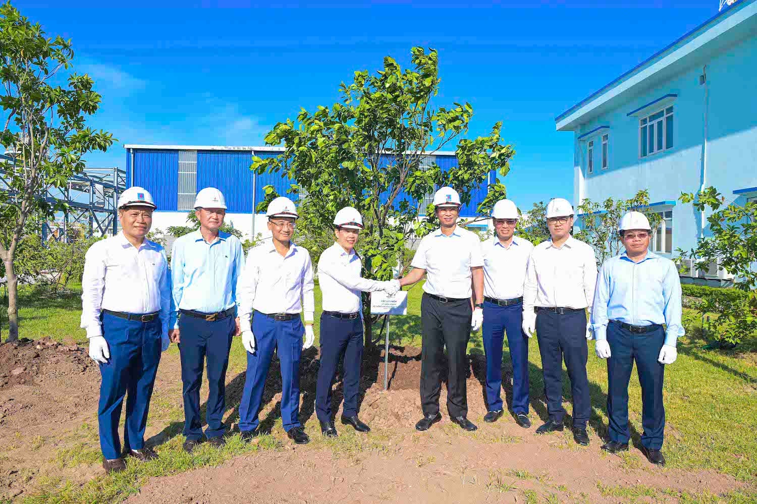 H5. Đại diện Lãnh đạo Petrovietnam – ông Trần Hồng Nam và Lãnh đạo PV GAS trồng cây lưu niệm tại Trung tâm phân phối khí Tiền Hải