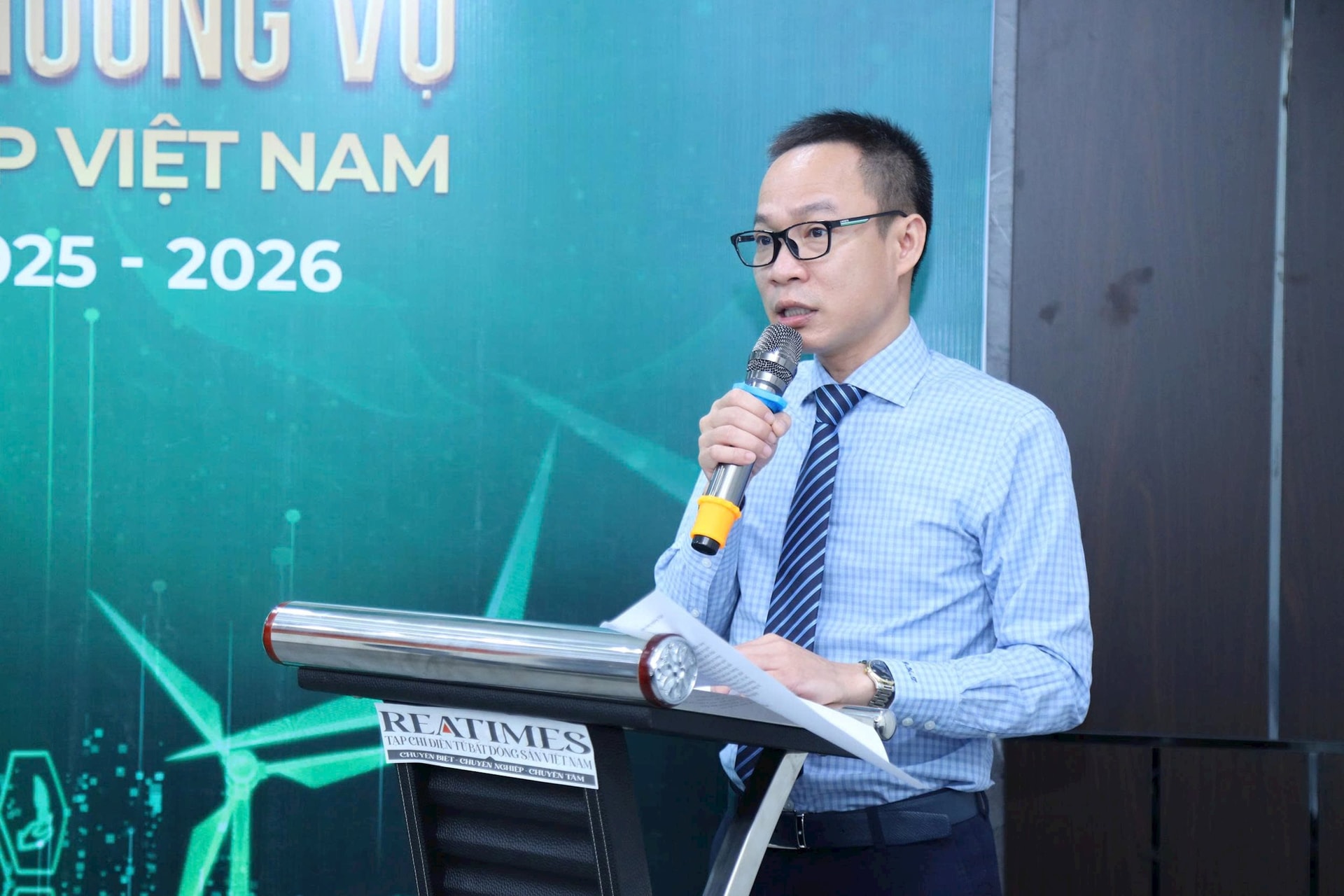 NB Phạm Nguyễn Toan trình bày báo cáo 2