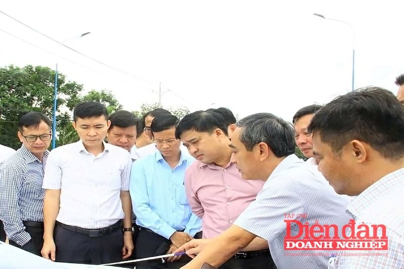 Phó chủ tịch UBND tỉnh Đồng Nai Hồ Văn Hà và lãnh đạo Ban Quản lý dự án đầu tư xây dựng tỉnh kiểm tra tiến độ thực hiện xây dựng khu tái định cư phục vụ Dự án Đường cao tốc Gia Nghĩa - Chơn Thành.