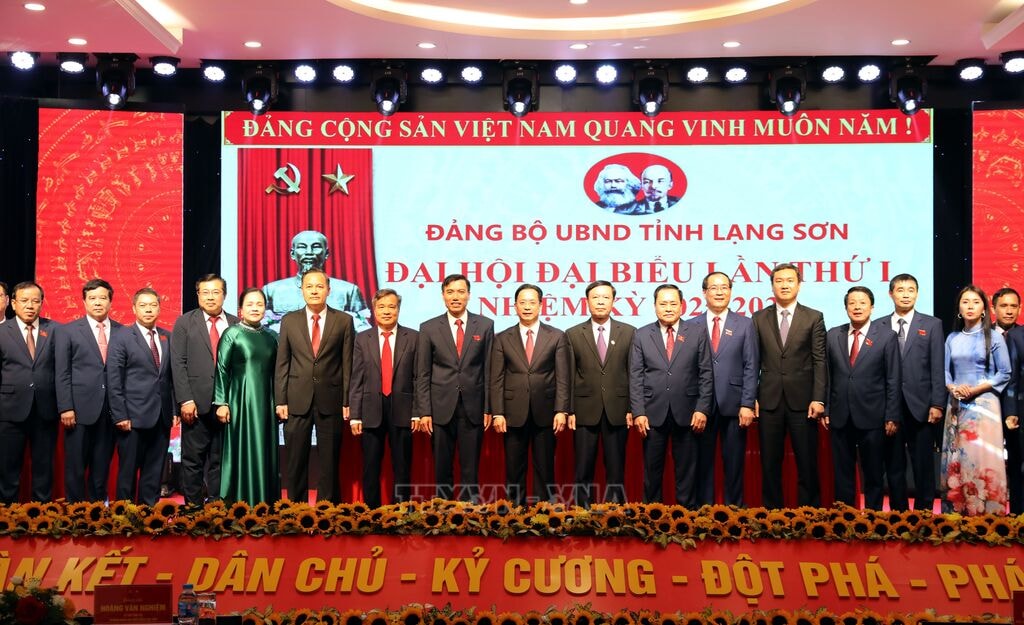 Lãnh đạo Tỉnh ủy Lạng Sơn chụp ảnh chung với Ban Chấp hành Đảng bộ UBND tỉnh Lạng Sơn nhiệm kỳ 2025 - 2030 ảnh văn đạt
