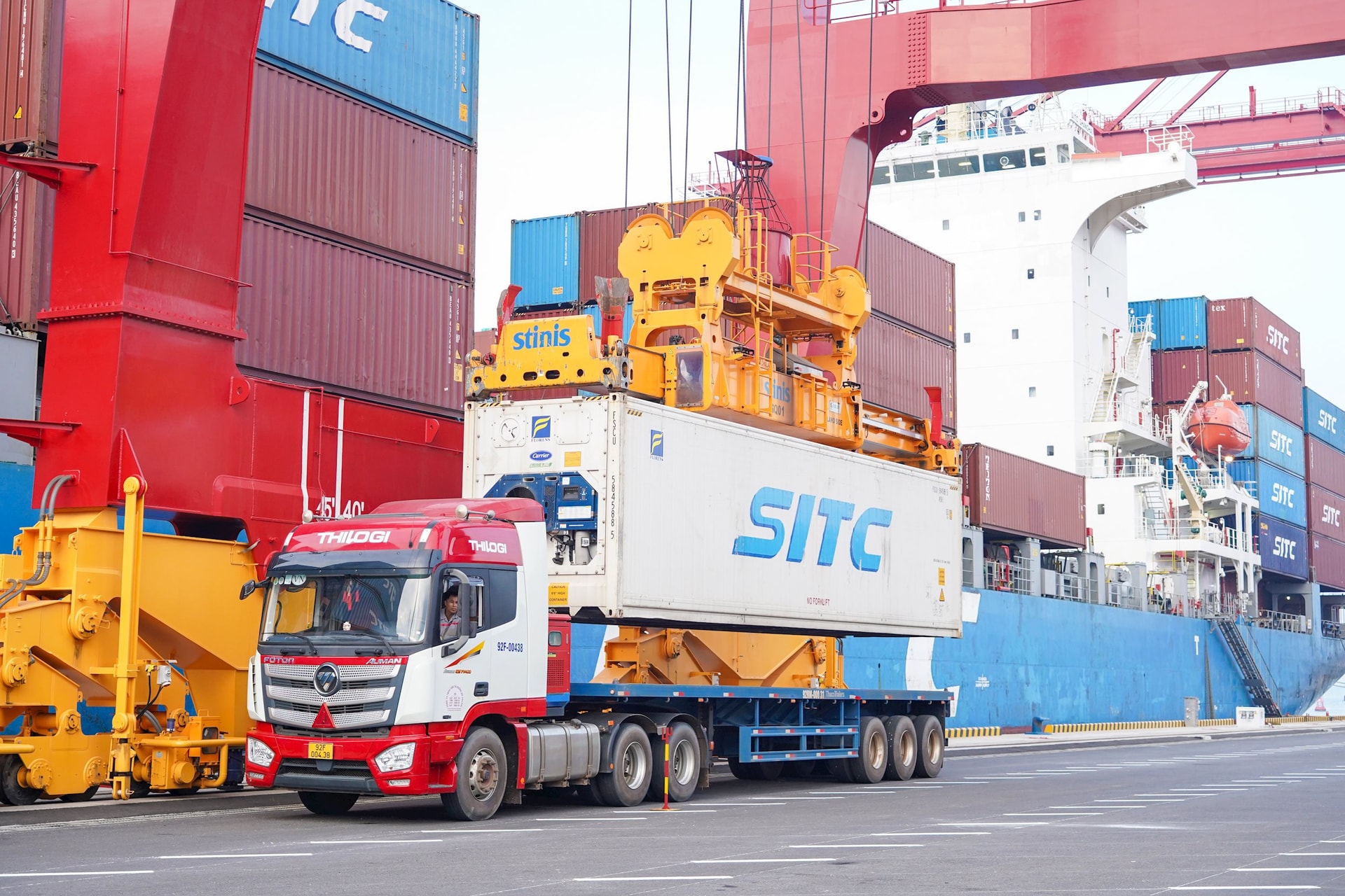 Lô hàng trái cây tươi từ Lào chuẩn bị xuất khẩu qua cảng quốc tế Chu Lai