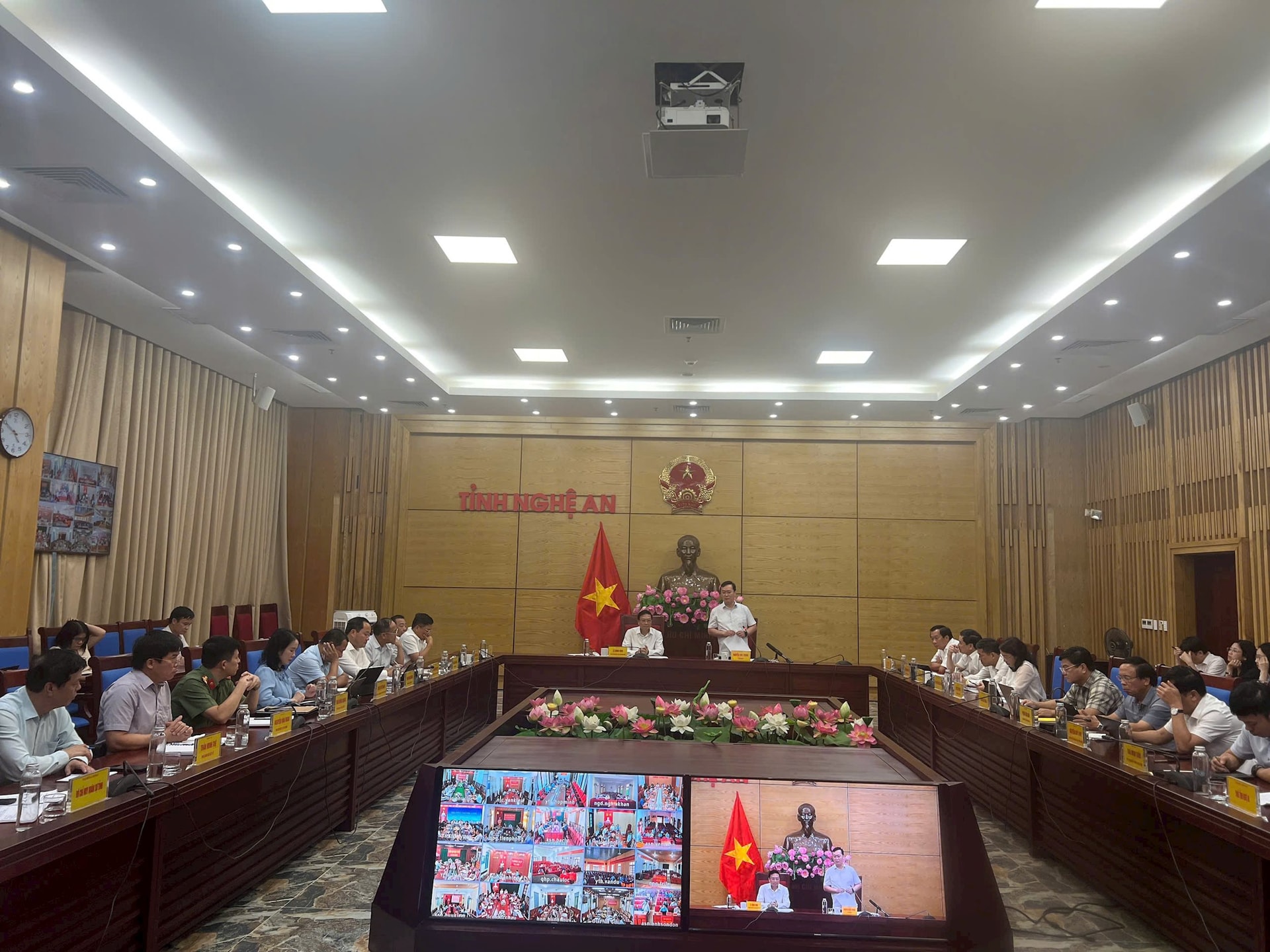 Bí thư phát biểu chỉ đạo