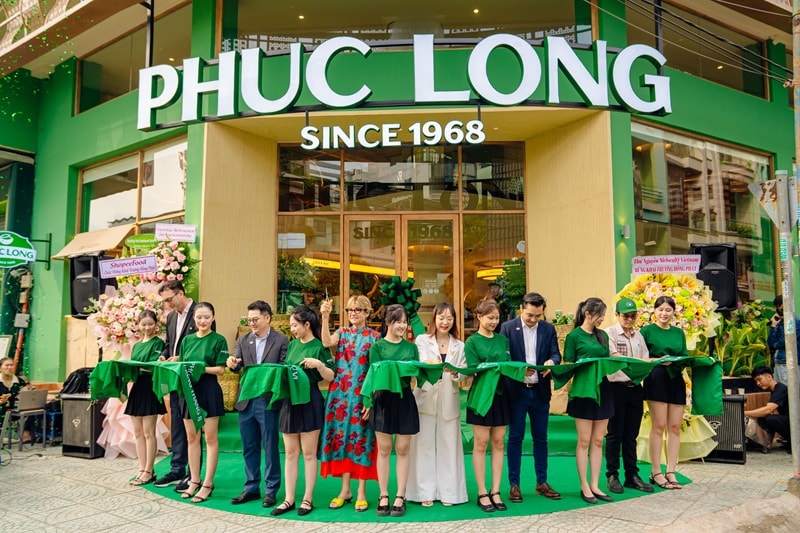 Hình 1_Phúc Long chính thức giới thiệu nhận diện thương hiệu mới thông qua việc ra mắt cửa hàng Phúc Long Phoenix tại 285 Cách Mạng Tháng Tám, phường Hòa Hưng, TP.HCM