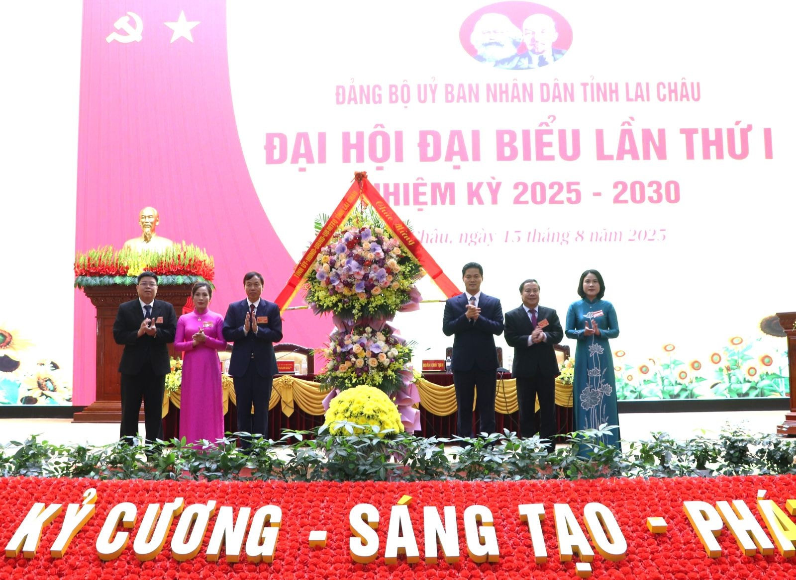 Vũ Mạnh Hà - Ủy viên Dự khuyết Ban Chấp hành Trung ương Đảng, Phó Bí thư Thường trực Tỉnh ủy tặng hoa của Ban Chấp hành Đảng bộ tỉnh chúc mừng Đại hội.
