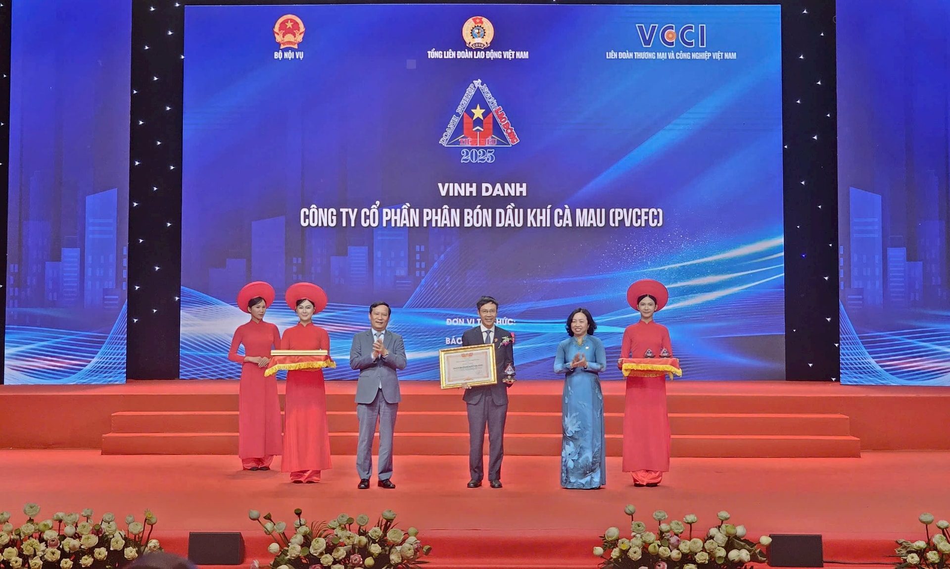 1. Ông Nguyễn Đức Hạnh - TV HĐQT - Chủ tịch Công đoàn Công ty đại diện PVCFC nhận vinh danh