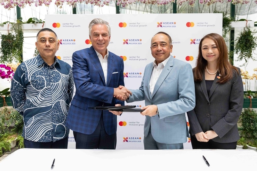 Jon Huntsman, Phó Chủ tịch kiêm Giám đốc bộ phận Phát triển chiến lược, Mastercard và ông Tan Sri Nazir Razak, Chủ tịch ABAC Malaysia tại lễ ký kết hợp tác tổ chức Hội nghị Phát triển Toàn diện ASEAN - Mastercard tại khu vực Đông Nam Á trong ba năm tiếp theo. 