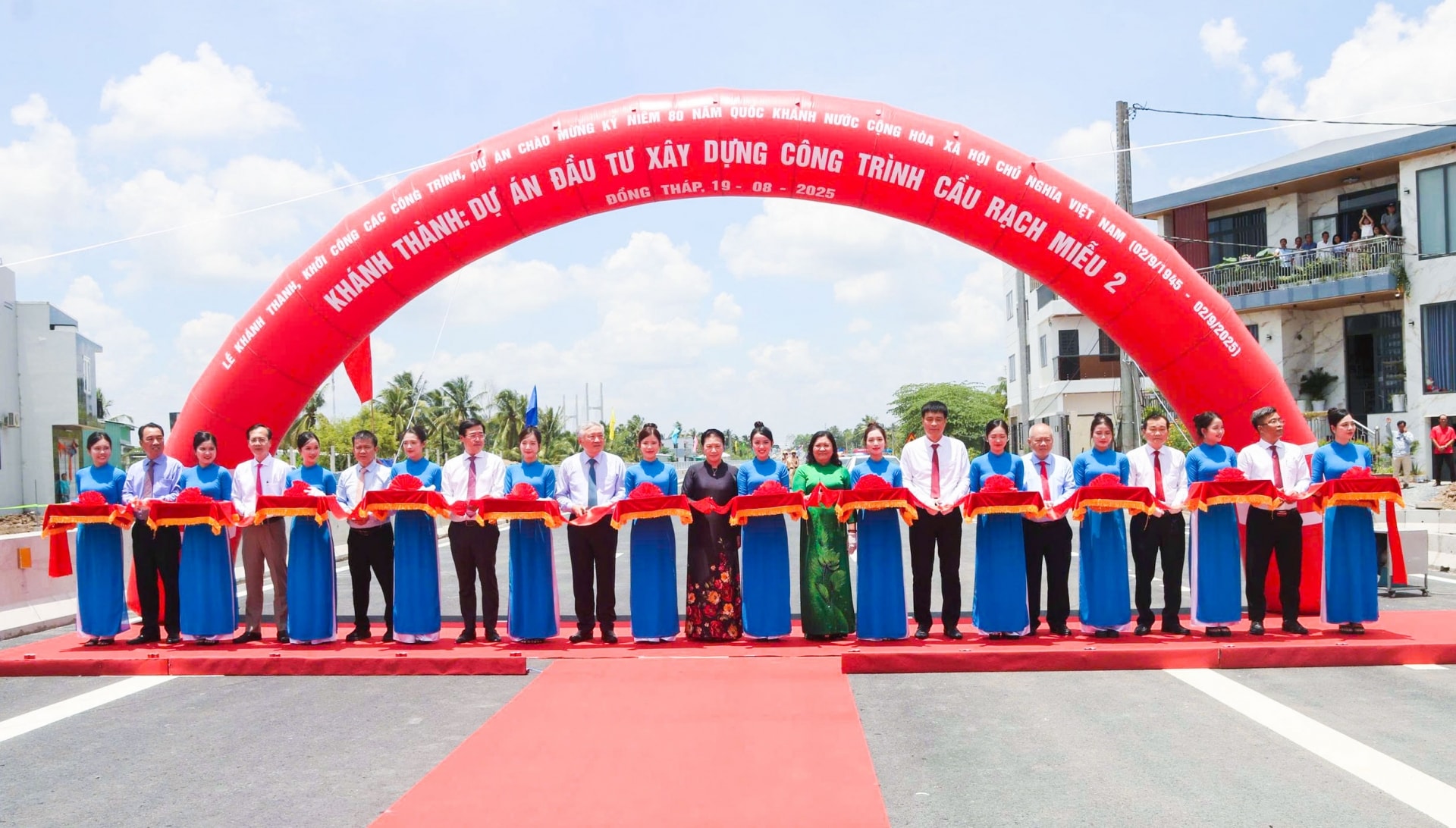 Các đại biểu cắt băng khánh thành dự án cầu Rạch Miễu 2.