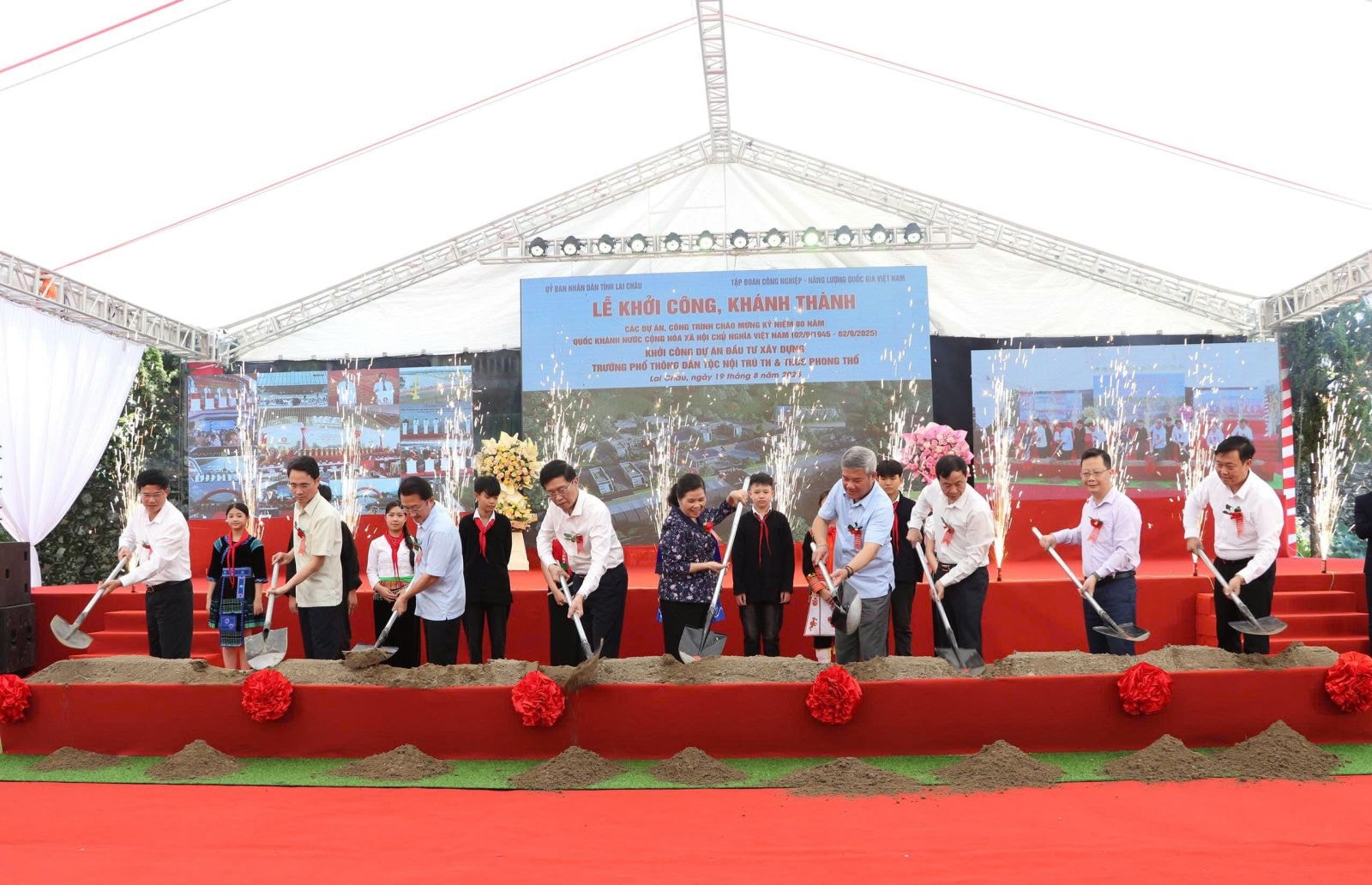 Các đồng chí lãnh đạo thực hiện Nghi thức động thổ Khởi công Dự án đầu tư xây dựng Trường phổ thông Dân tộc nội trú Tiểu học và THCS Phong Thổ.