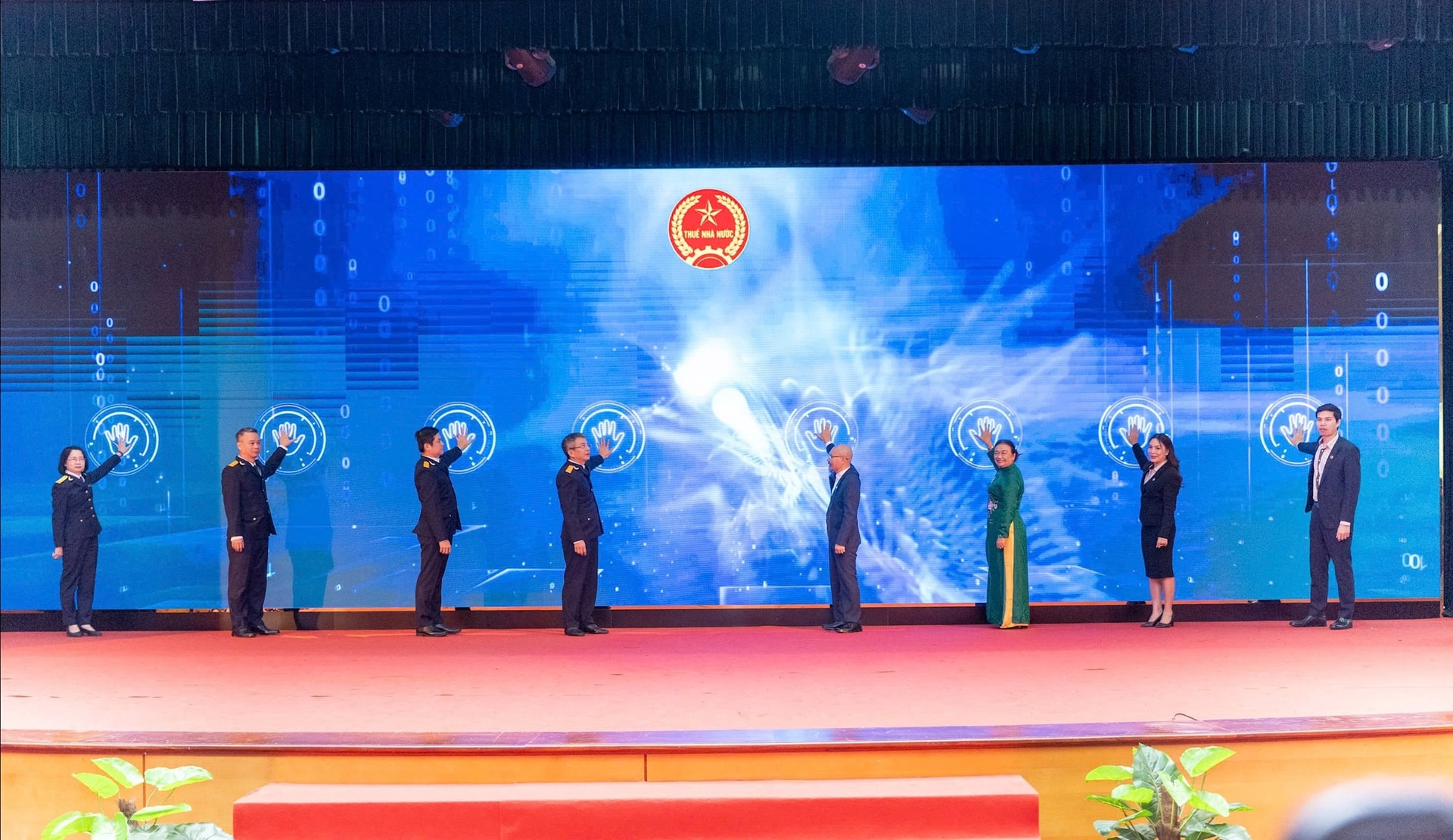 Cục trưởng Cục Thuế Mai Xuân Thành và các đại biểu bấm nút khai trương Cổng Thông tin thuế hỗ trợ doanh nhân