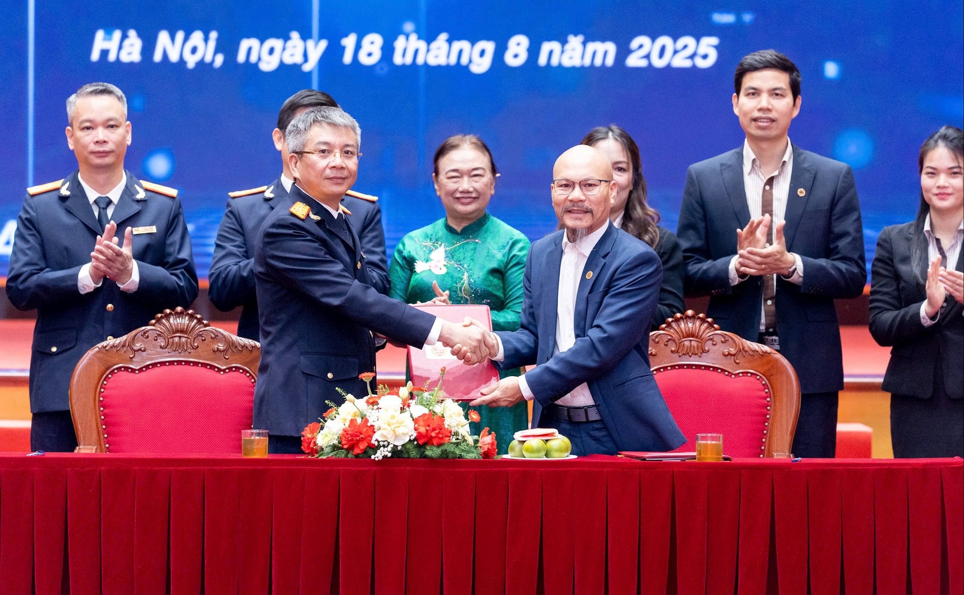 Cục trưởng Cục Thuế Mai Xuân Thành và Ông Lữ Thành Long - Chủ tịch HĐQT Công ty Cổ phần MISA thực hiện nghi lễ ký văn bản hợp tác