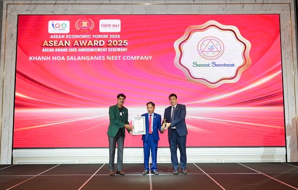 Đại diên Công ty Yến sào Khánh Hòa nhận Giải thưởng TOP 10 Thương hiệu nổi tiếng ASEAN 2025