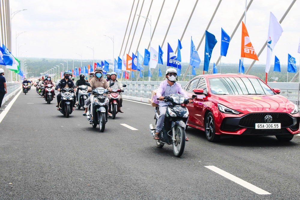 Đông đảo người dân phấn khởi lưu thông qua cầu Rạch Miễu 2 sau lễ khánh thành.