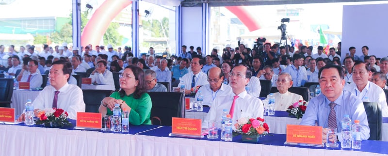 Lãnh đạo 2 tỉnh Vĩnh Long và Đồng Tháp tham dự buổi lễ.
