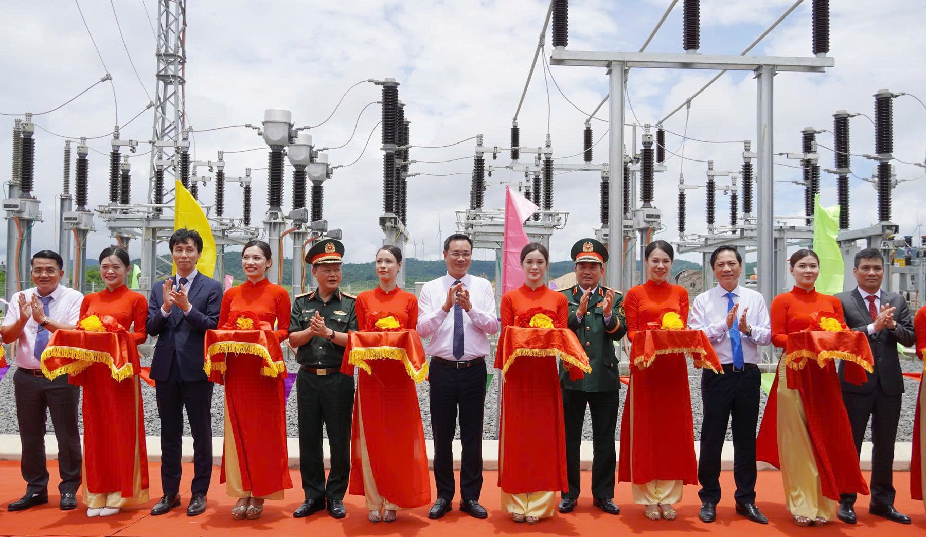 Bí thư Tỉnh ủy Lê Ngọc Quang (đứng giữa) cắt băng khánh thành nhà máy điện gió Hải Anh. Ảnh: Cổng thông tin điện tử tỉnh Quảng Trị