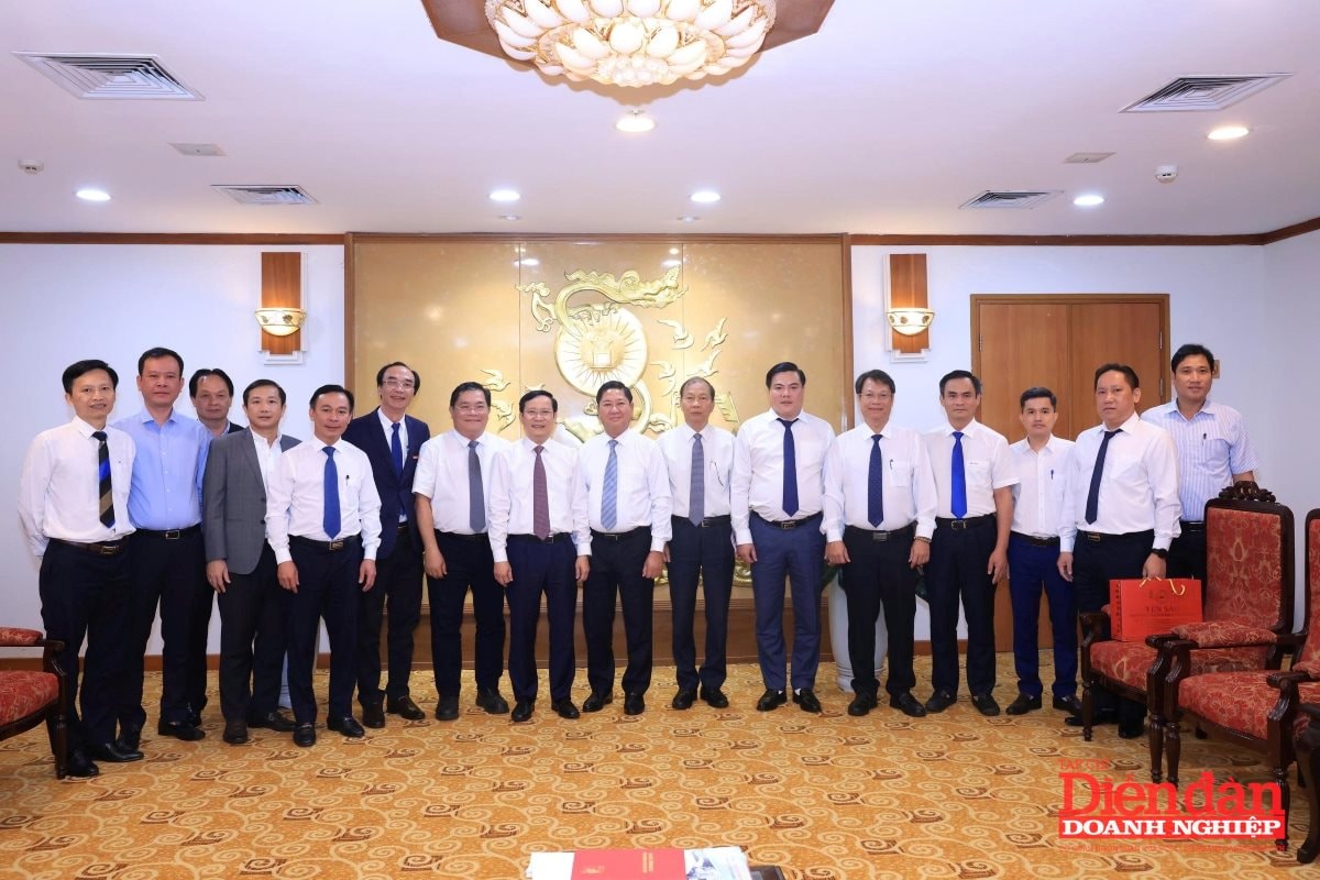 Lãnh đạo VCCI và đoàn công tác tỉnh Khánh Hòa chụp ảnh lưu niệm, thể hiện tinh thần hợp tác gắn kết.