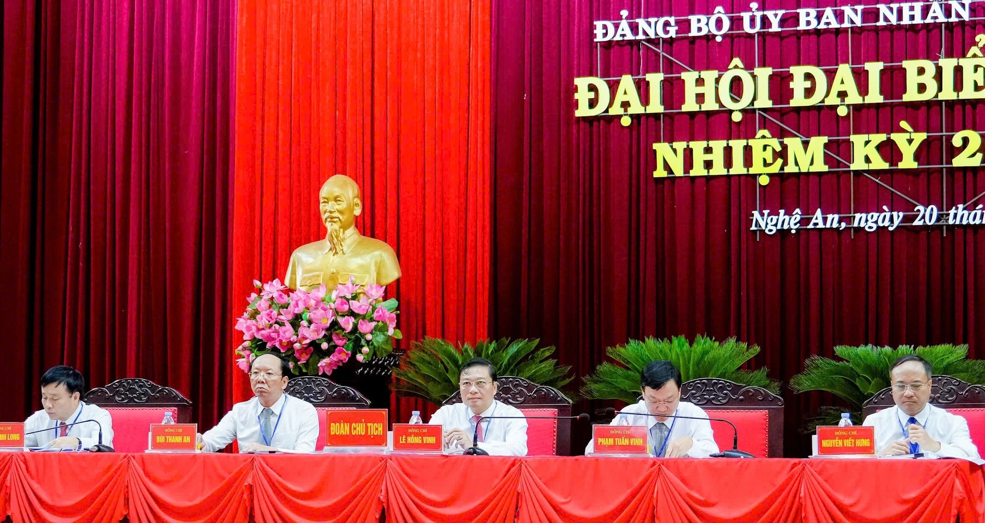 Đoàn chủ tịch điều hành đại hội. Ảnh- Phạm Bằng