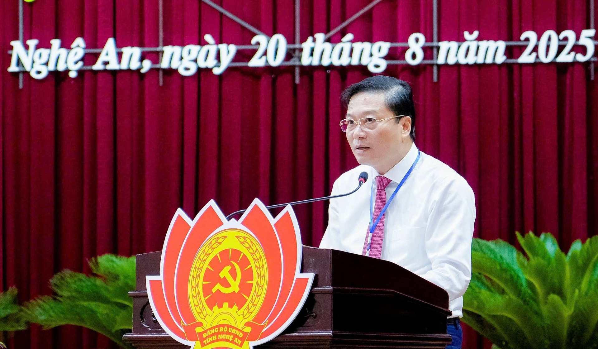 Phó Bí thư Tỉnh ủy, Chủ tịch UBND tỉnh, Bí thư Đảng ủy UBND tỉnh phát biểu bế mạc đại hội. Ảnh Phạm Bằng