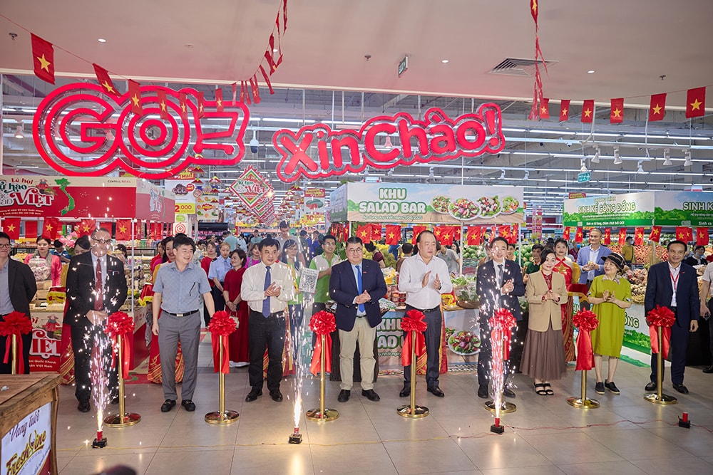 1 Các đại biểu thực hiện nghi thức cắt băng khai mạc sự kiện