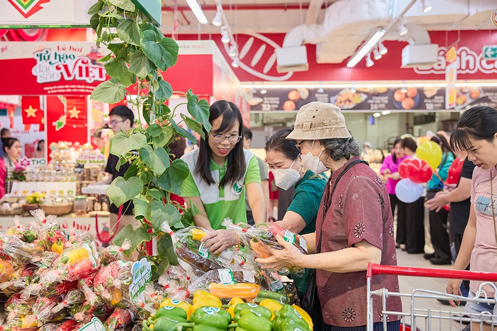 4 Người tiêu dùng hào hứng mua sắm Đặc sản