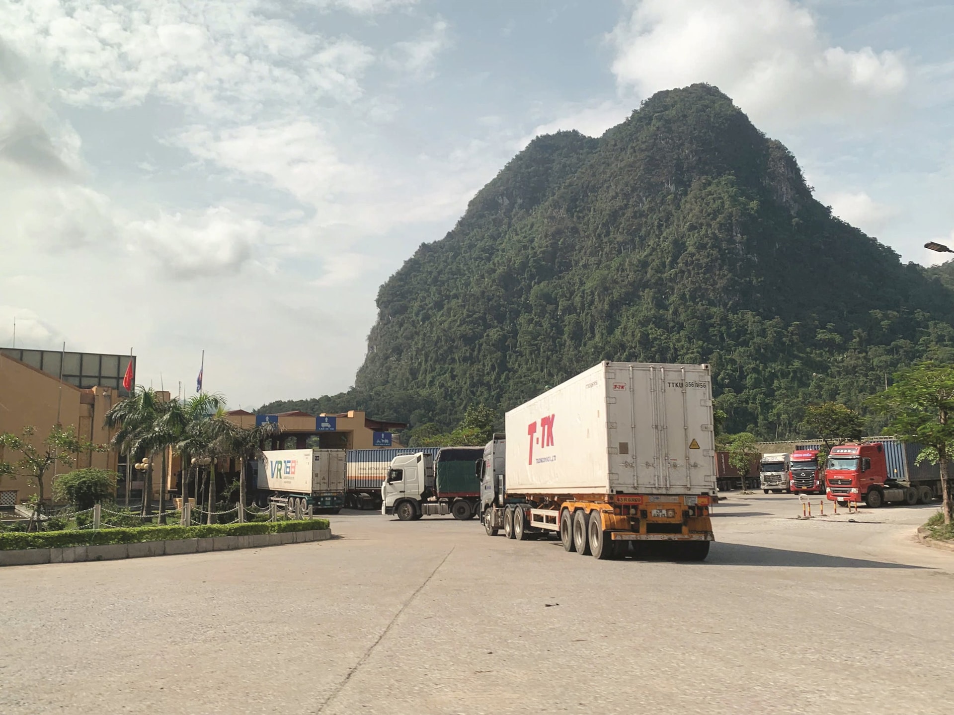 Chính sách liên vận xuyên biên giới còn một số điểm bất cập (Ảnh Khắc Trà)
