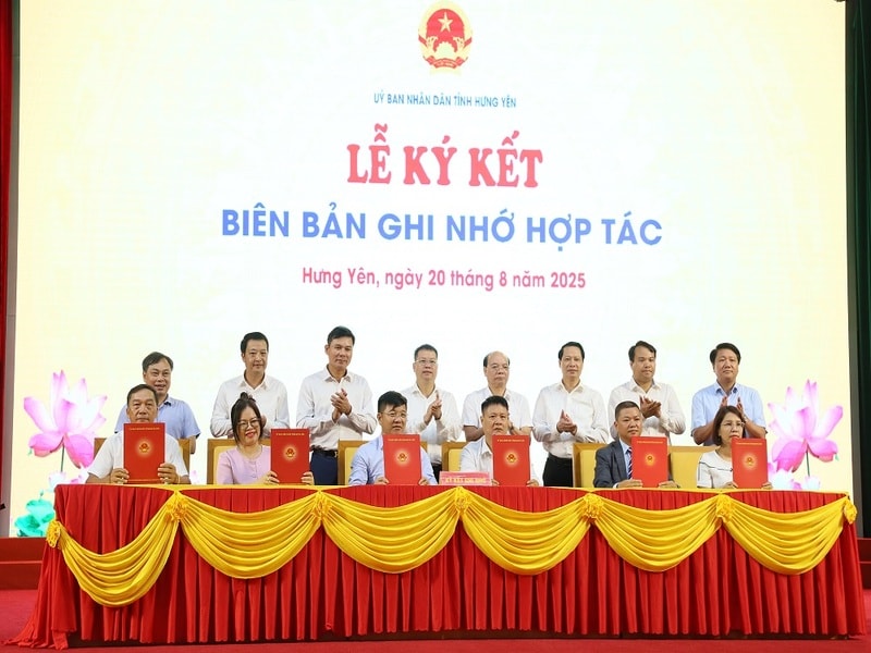 Các đồng chí lãnh đạo tỉnh và các đại biểu chứng kiến lễ ký kết chương trình hợp tác tiêu thụ nhãn và các nông sản tỉnh Hưng Yên năm 2025 (4) (1)