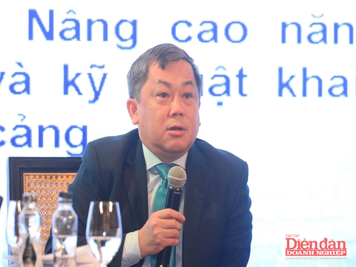 Ông Hoàng Hồng Giang, Phó Cục trưởng cục Hàng hải và đường thủy (Bộ Xây dựng) tham luận tại Diễn đàn