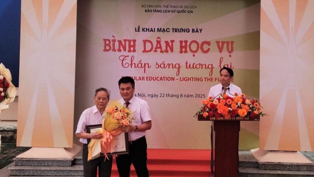 Khai mạc trưng bày chuyên đề “Bình dân học vụ - thắp sáng tương lai”