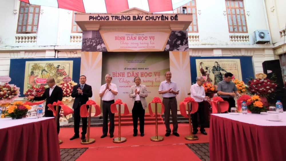 Khai mạc trưng bày chuyên đề “Bình dân học vụ - thắp sáng tương lai”