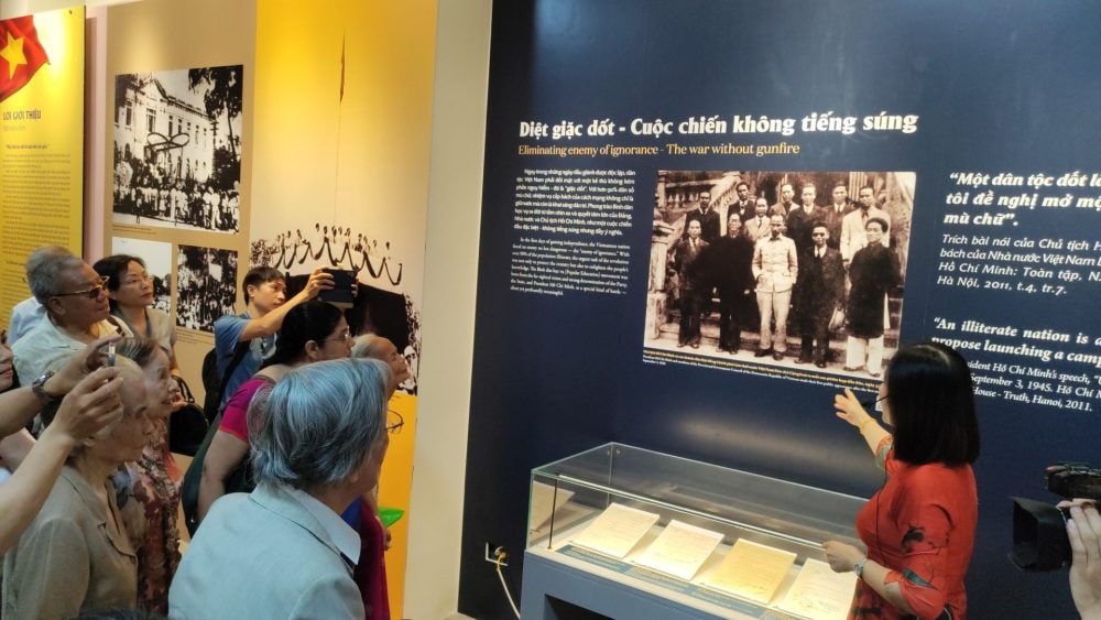 Khai mạc trưng bày chuyên đề “Bình dân học vụ - thắp sáng tương lai”