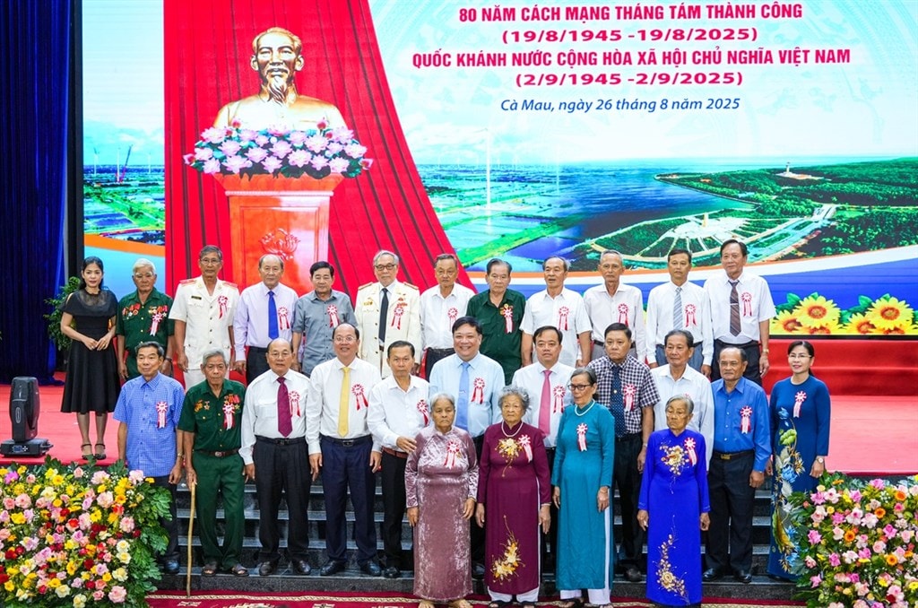 Các đồng chí Thường trực Tỉnh ủy chụp ảnh lưu niệm cùng đại biểu tham dự buổi lễ.